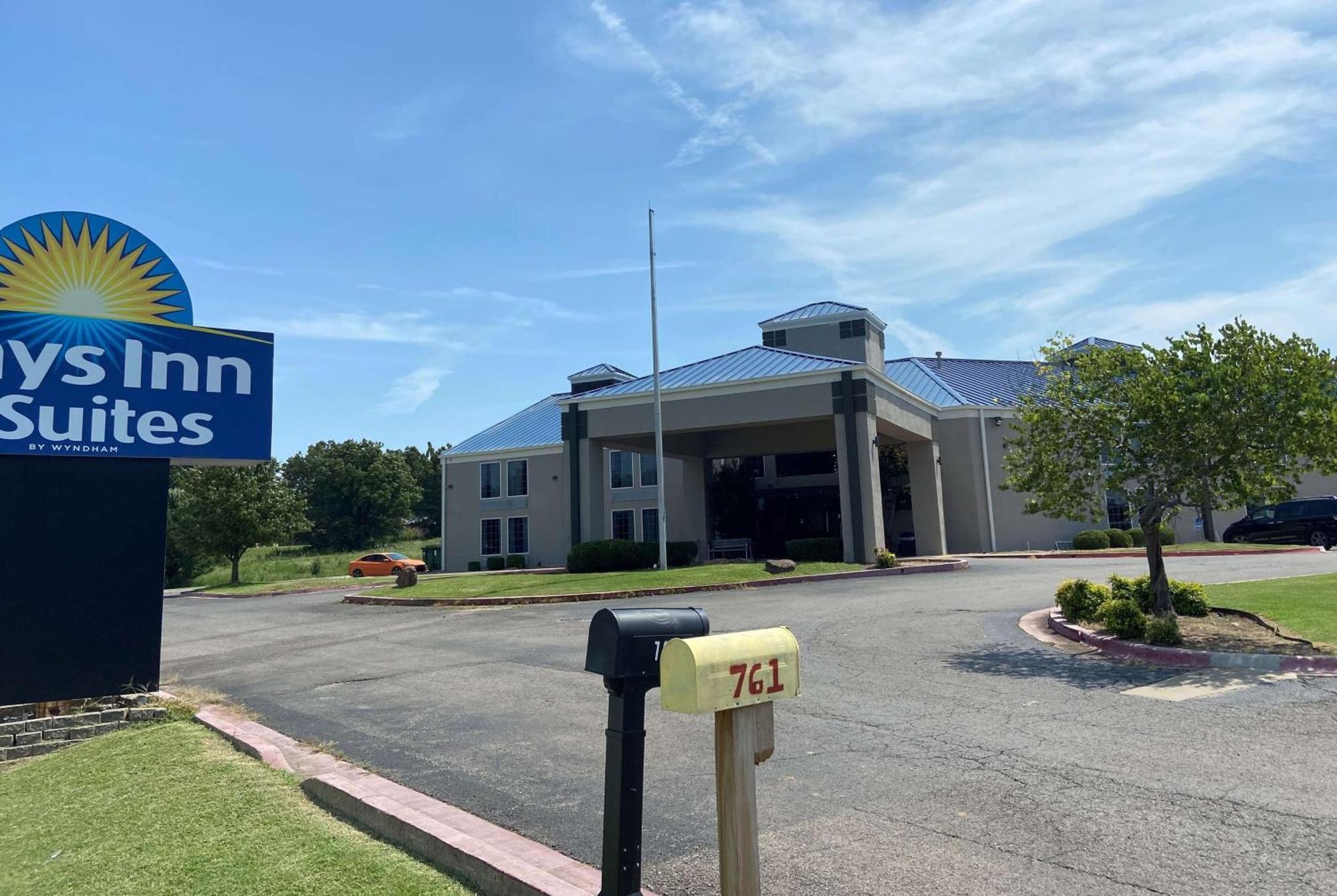 Days Inn&Suites by Wyndham Tahlequah Bagian luar foto
